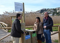 Islas ecológicas de reciclaje en el recorrido medioambiental