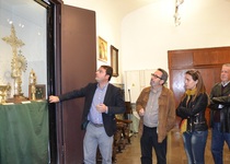 Mejoras en la vitrina de exposición de los tesoros pontificios de Peñíscola