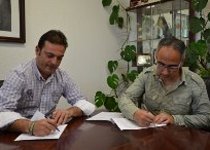El alcalde de Peñíscola, Andrés Martínez, ha comentado hoy con el presidente del Centre Excursionista Serra d’Irta, Francisco Ignacio Arnau, la próxima Marcha al Castellet